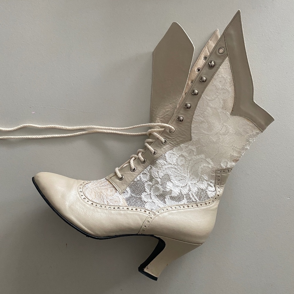 Vintage Victorian-style cream lace ankle wedding boots with 3” heel size 8.5
